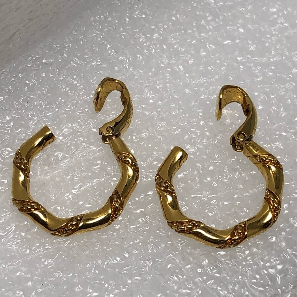 Vintage Crown Trifari Gold Tone Hoop Clip on Earrings - Picture 3 of 6